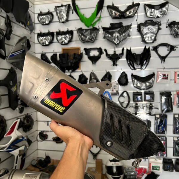 Akrapovic Titanium Non Ouvrable Cache Carbone